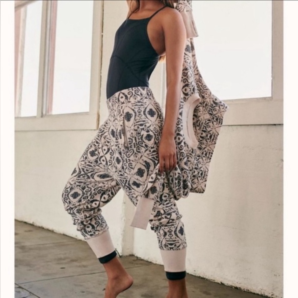 Black & Ivory Printed Jogger Pants - Unbranded